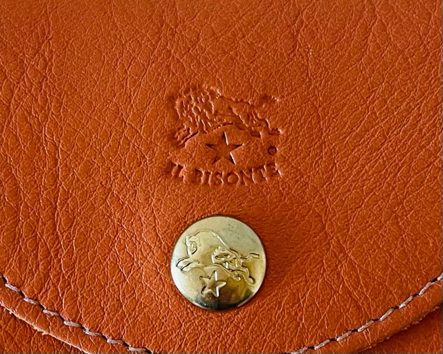 二つ折り財布のロゴ