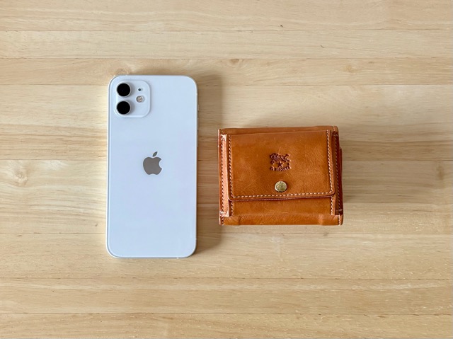 スマホ(iphone)と財布(三つ折り)