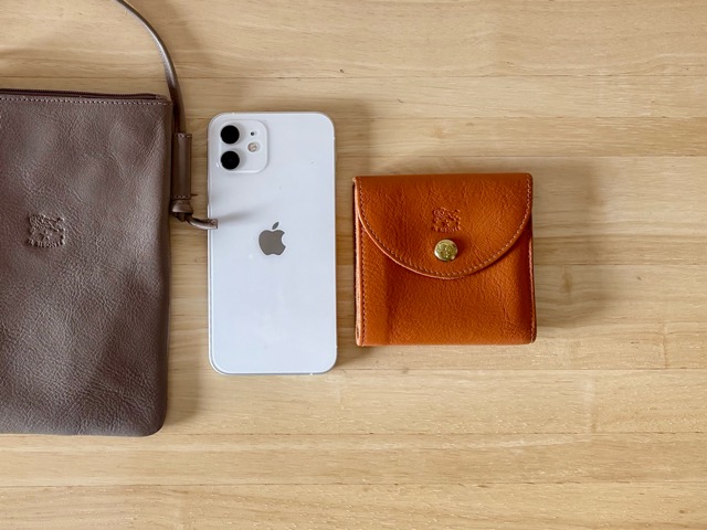 二つ折り財布とスマホ