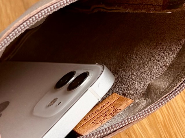 スマホだけバッグに入れる