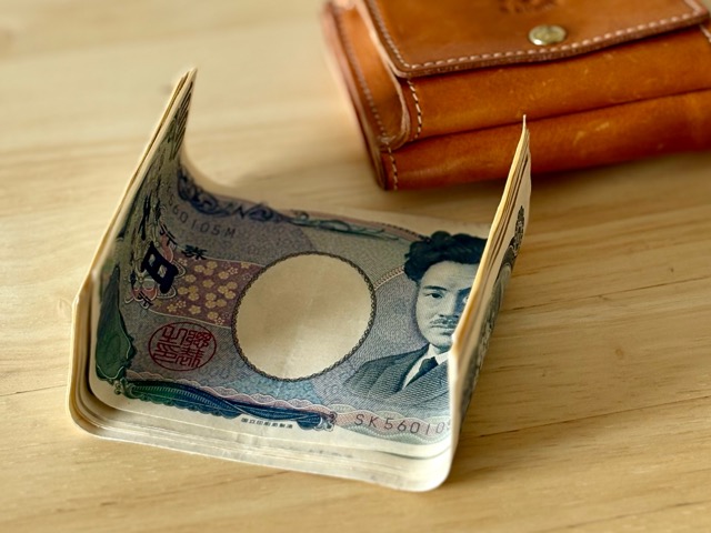 折れ曲がるお札