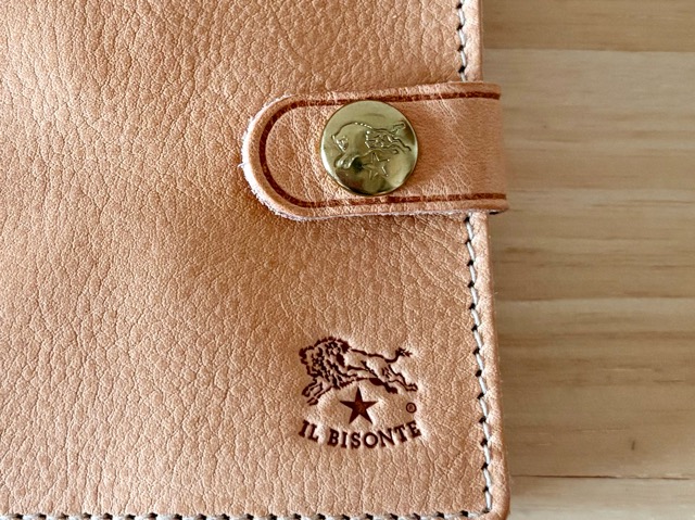 スナップボタンとロゴ部分