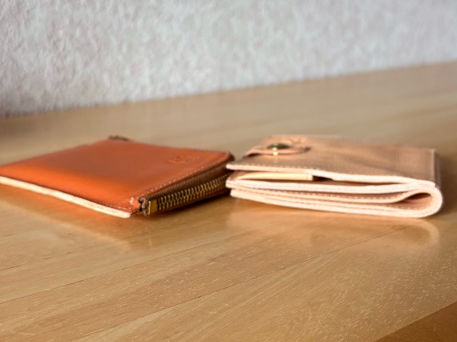 L字ファスナー財布とスクエアウォレットの厚み