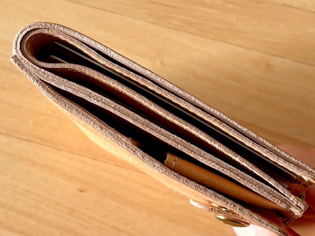 レザースクエアウォレットのコバ部分