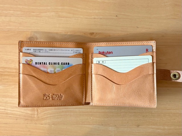 カード入れには4枚だけ