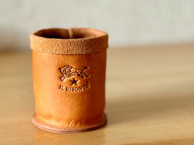 ヌメのペン立て