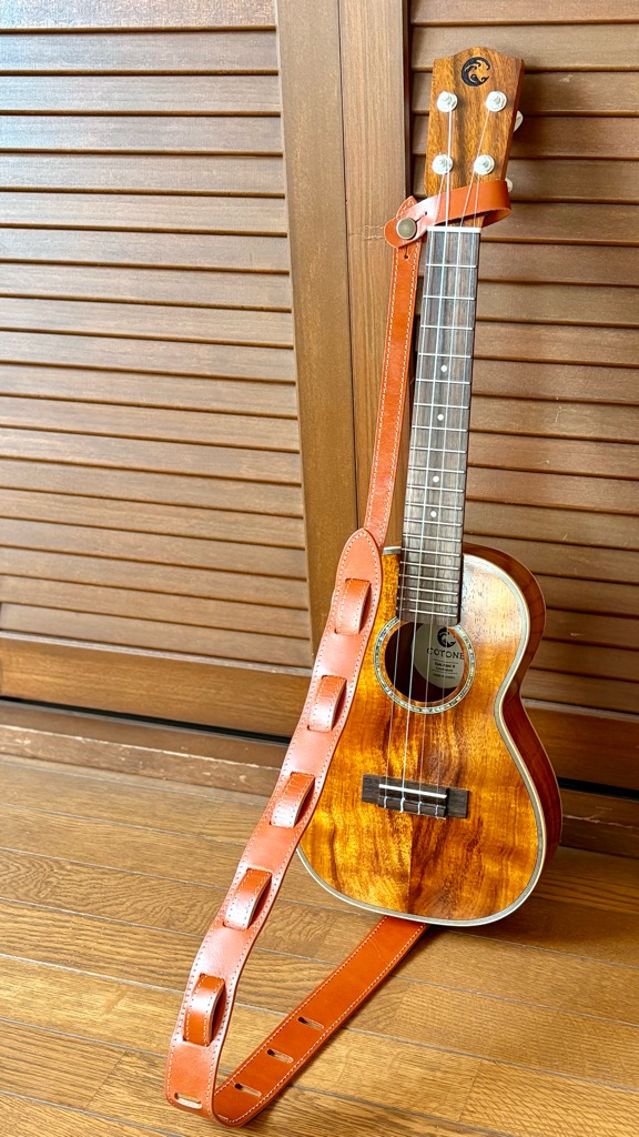 ウクレレと小道さんの革ストラップ
