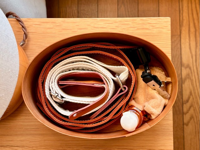 ストラップ２本入れた木製ボックス