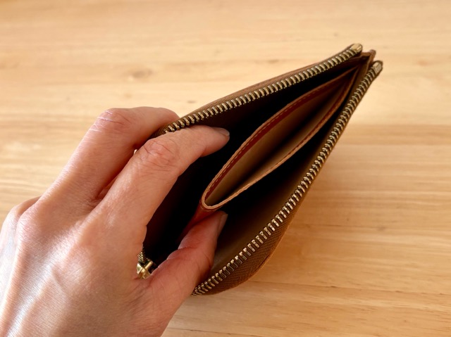 3つに分かれているL字ファスナーミニ財布