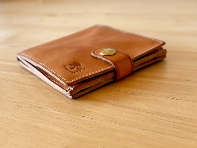 ２つ折りレザースクエアウォレット