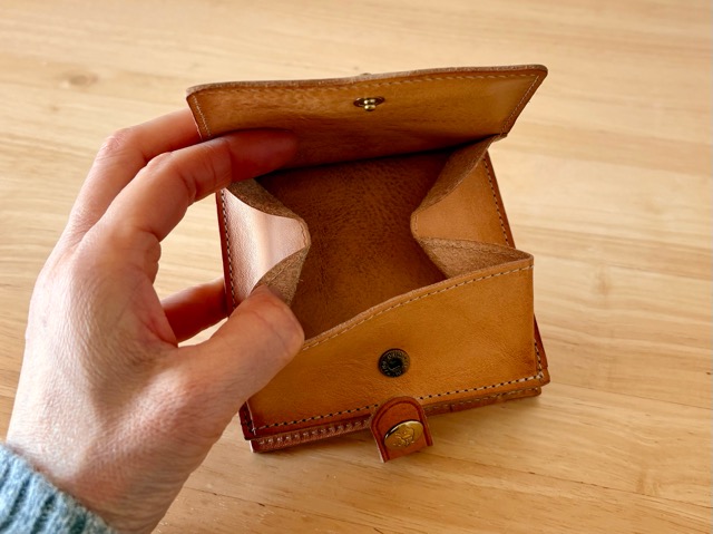 ２つ折りレザースクエアウォレットの小銭入れ