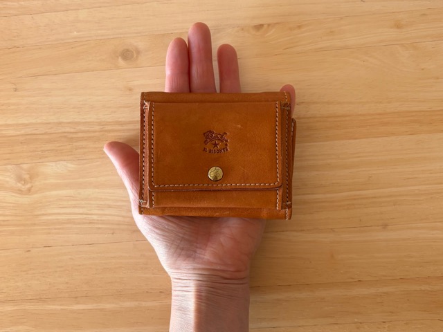 手のひらに乗るトリフォルド ウォレット