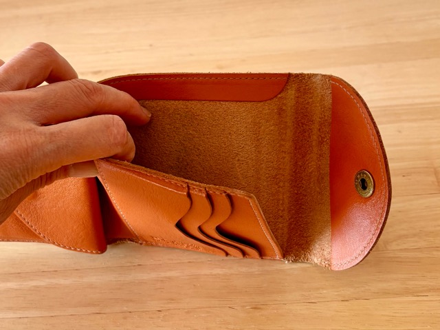 ２つ折りレザースクエアウォレットのお札入れ