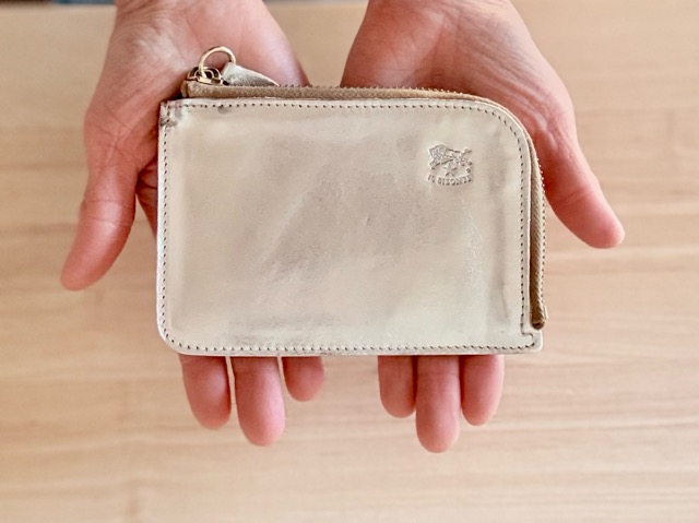 可愛いシルバーの財布